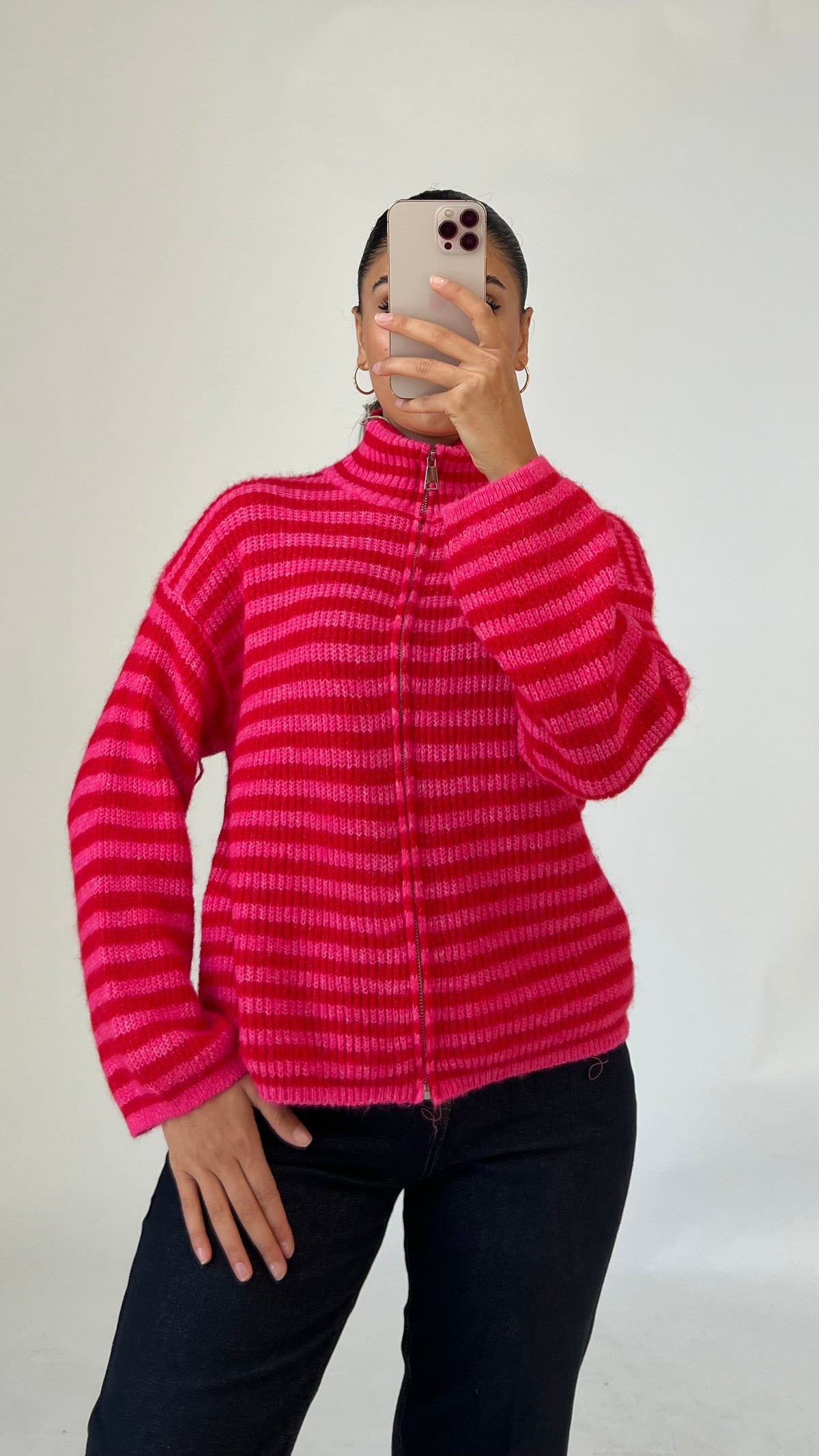 Gestreifte Strickjacke mit Reißverschluss