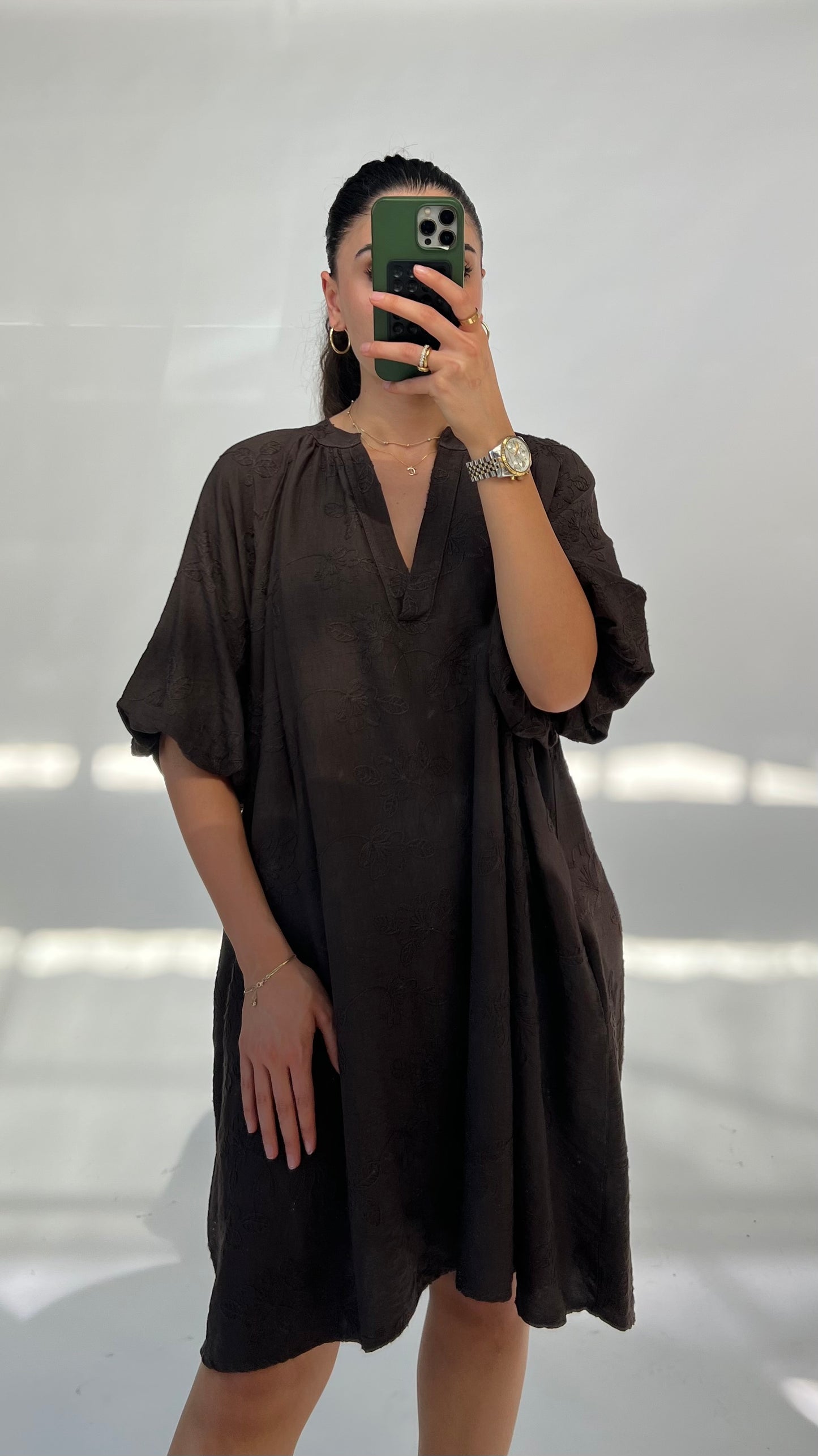 Elegantes Kleid mit floraler Struktur