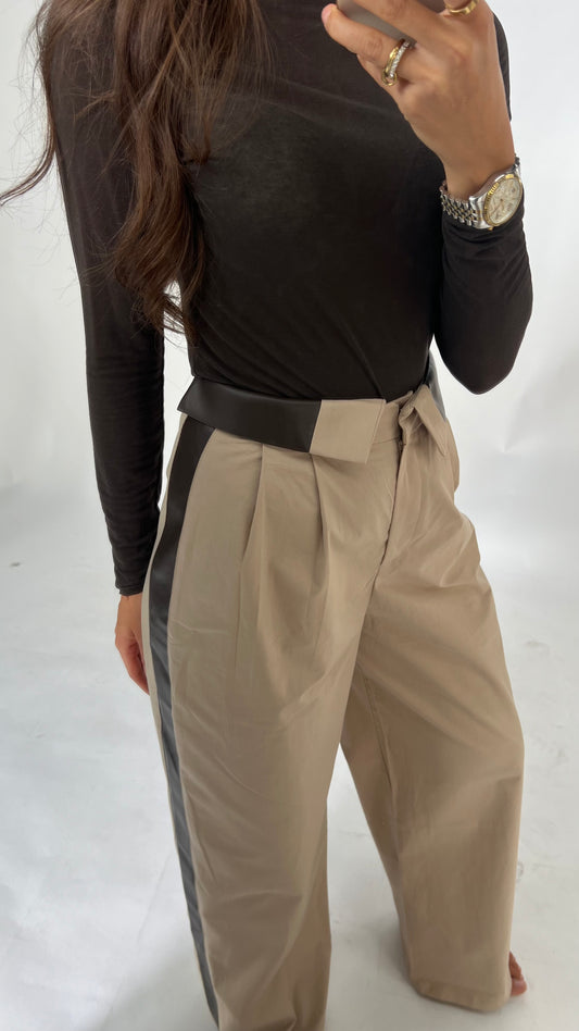 Weite Hose mit Leder-Seitendetails