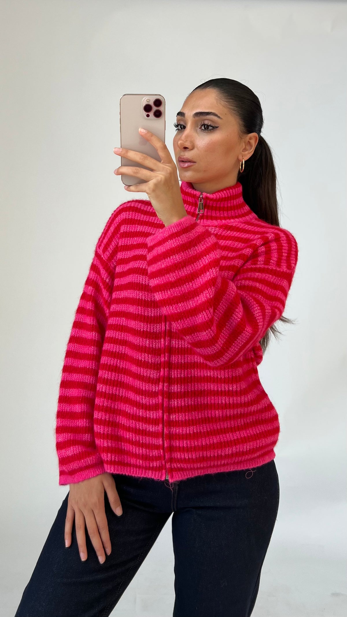 Gestreifte Strickjacke mit Reißverschluss