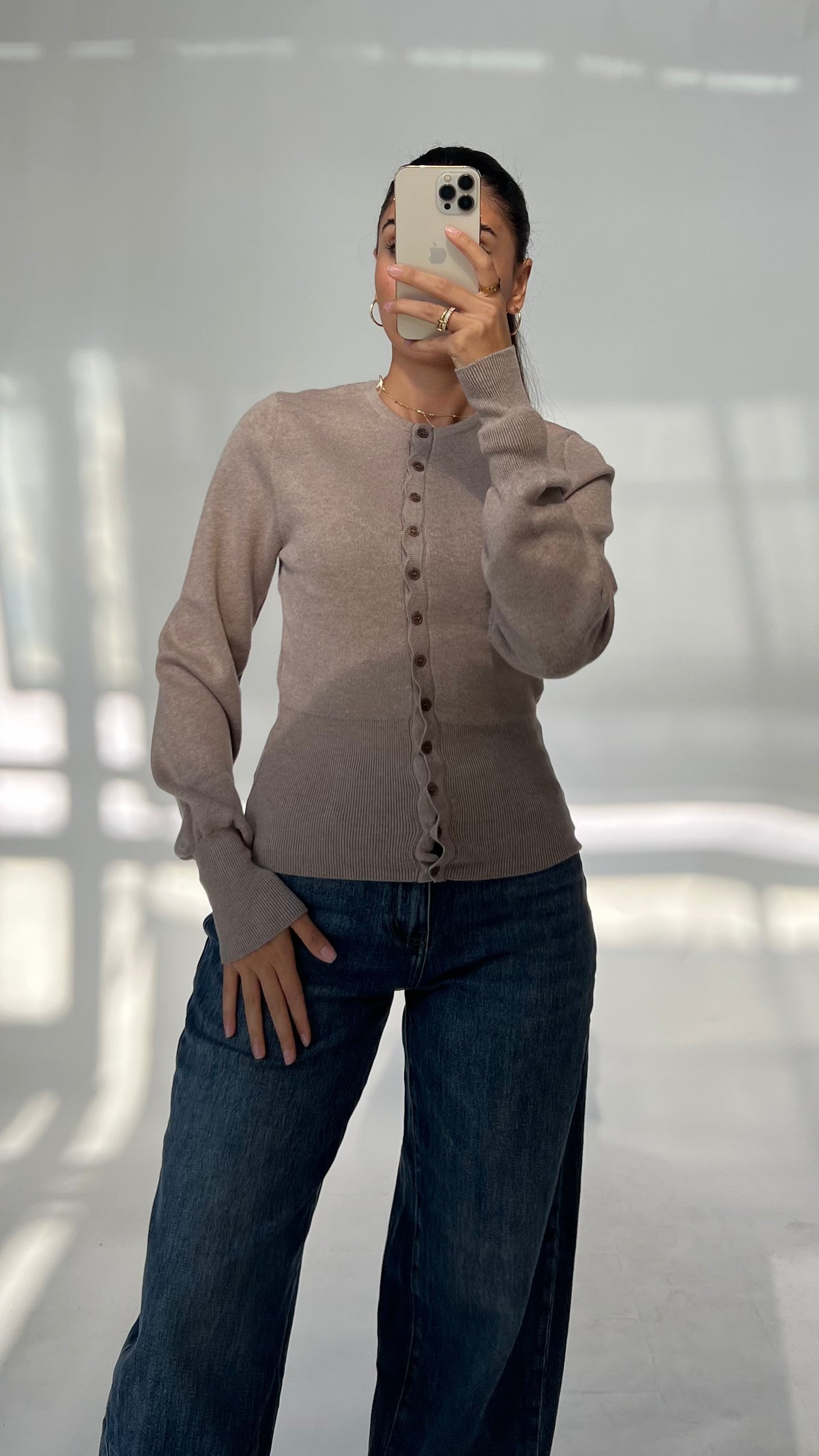 Feinstrick-Cardigan mit tailliertem Saum