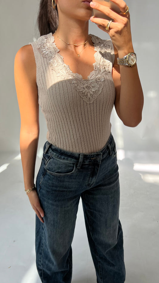 Stricktop mit floraler Spitze