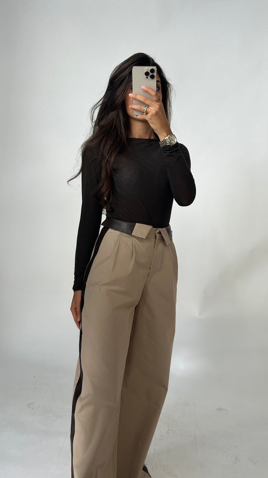 Weite Hose mit Leder-Seitendetails