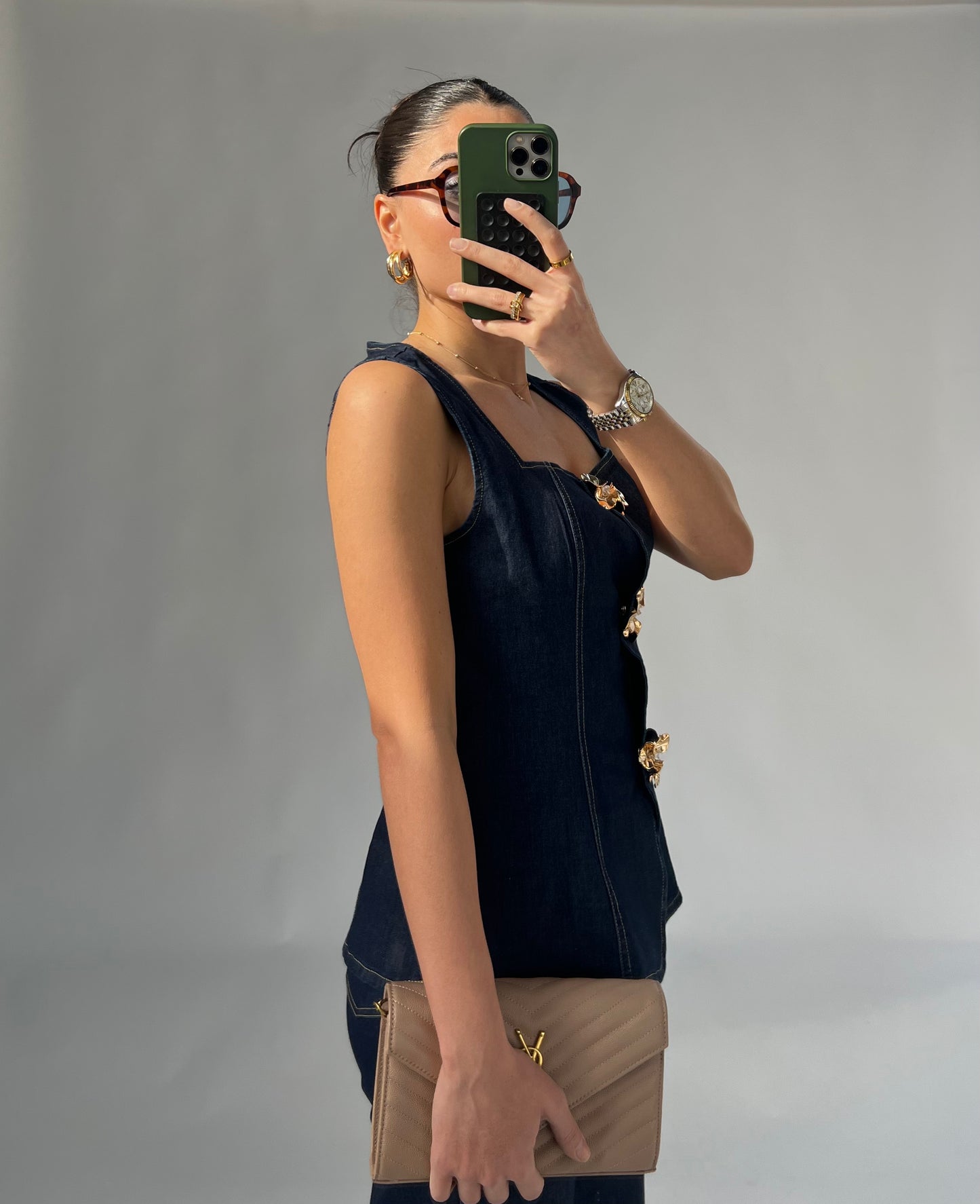 Jeans-Zweiteiler mit goldenen Details